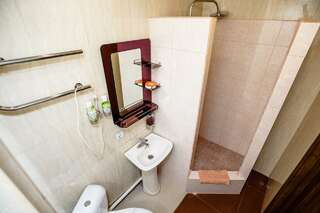 Гостиница Боярд Уссурийск Номер эконом с 1 двуспальной кроватью-9